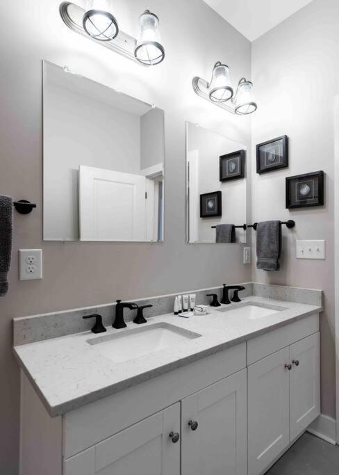Newly Renovated 3 Bedroom Shelby Park Home **Free Parking** Λούισβιλ Εξωτερικό φωτογραφία